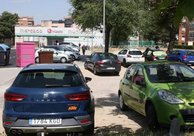 Coches aparcados en un solar frente al mercado municipal de La Albuera.