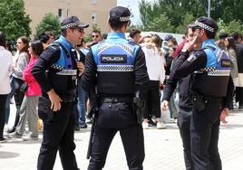 Policía Local, en las proximidades de la plaza de toros durante la celebración del 'Burladero Show'.