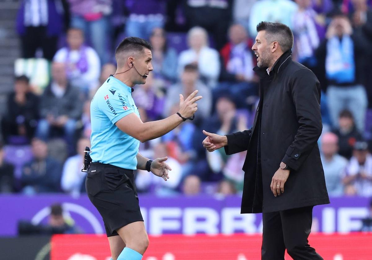 Ortiz Arias se dirige a Pezzolano todavía en el campo; el técnico reconocería después que el colegiado le pidió disculpas.