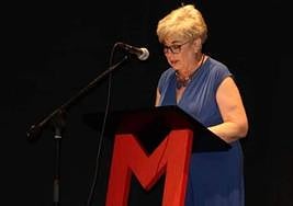 La actriz Clara Arranz Pérez, Premio Julián Ledo de Teatro Aficionado, presentando una anterior gala de los Encuentros Moretti de Teatro.