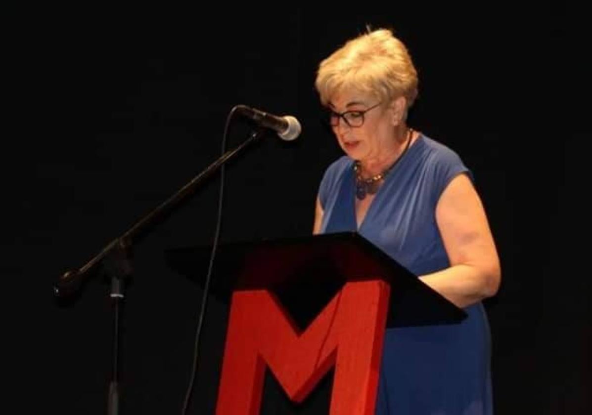 La actriz Clara Arranz Pérez, Premio Julián Ledo de Teatro Aficionado, presentando una anterior gala de los Encuentros Moretti de Teatro.