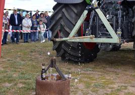 Apertura de un botellín con un tractor en el concurso celebrado en Escarabajosa de Cabezas.