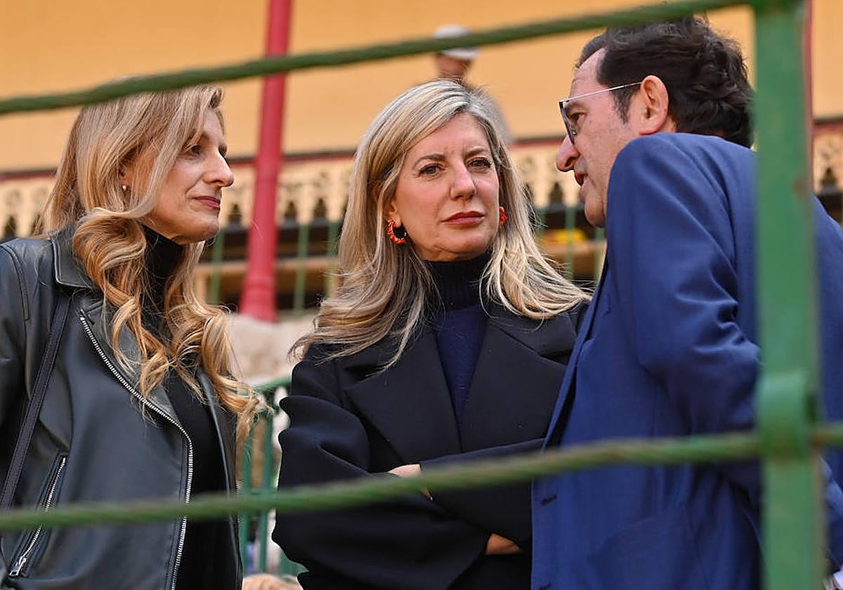 Irene Carvajal, muy atenta al fotografo, en el tendido d ela Plaza de Toros de Valladolid el sábado pasado.
