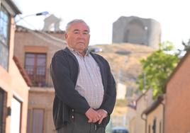 Gerardo Hernández en su pueblo, con el torreón y la espadaña de El Salvador al fondo.