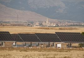 Instalación de placas solares en una finca de Valverde del Majano, con la ciudad de Segovia al fondo.