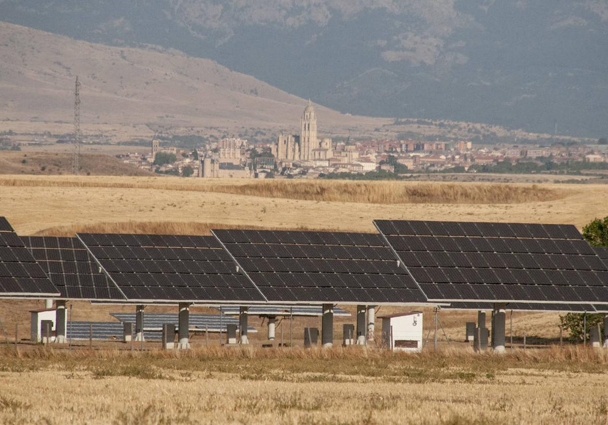 Instalación de placas solares en una finca de Valverde del Majano, con la ciudad de Segovia al fondo.