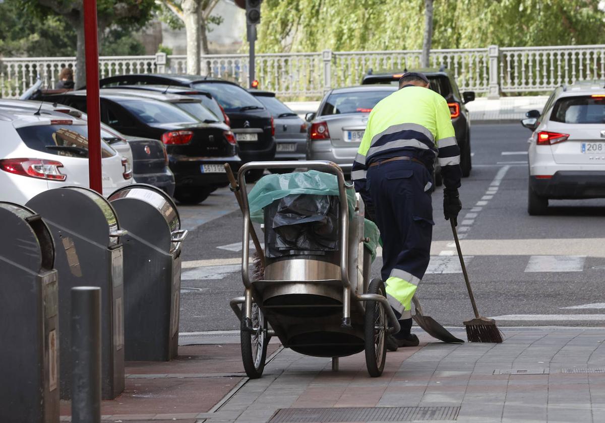 Un trabajador de Urbaser limpia en los entornos del Puente Mayor.