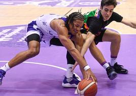 Pantzar lucha por el balón con un jugador del Cáceres.