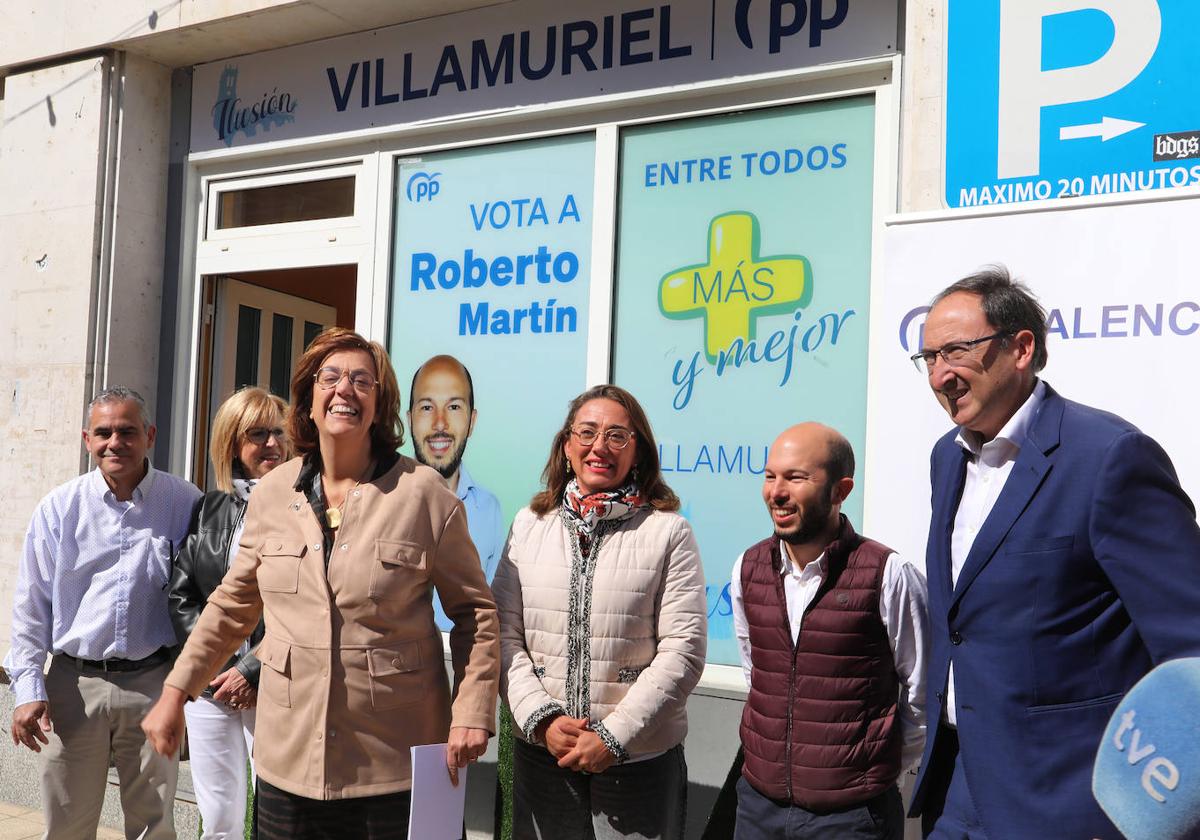 La presidenta del partido, a la izquierda, con la consejera, y los candidatos de Villamuriel y Palencia.