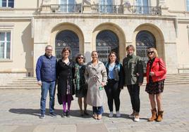 Miriam Andrés, en el centro, con miembros de su lista.