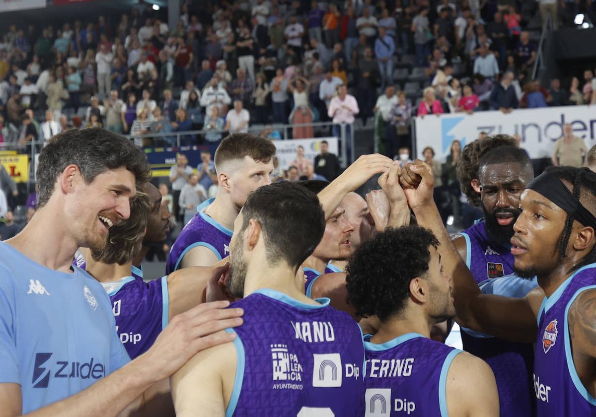 La plantilla del Zunder Palencia celebra el triunfo ante el Estudiantes.