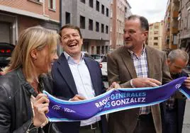 Alfonso Fernández Mañueco con Carlos Iturgaiz y Raquel González, compañeros del PP en el País Vasco.