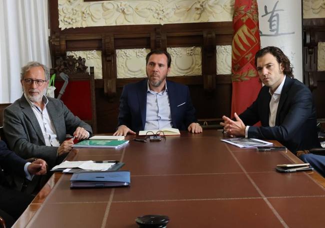 Manuel Saravia, Óscar Puente y Marion Bocek, CEO de Inobat, durante la reunión telemática con el ministro de Industria, Héctor Gómez.