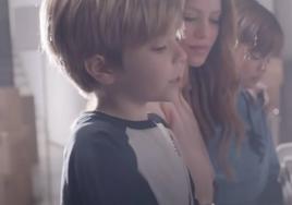 Shakira acompañada por sus hijos en el videoclip oficial.