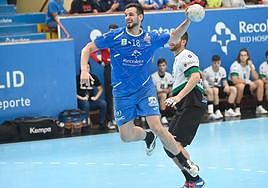 Álvaro Martínez finaliza un contraataque ante Anaitasuna.