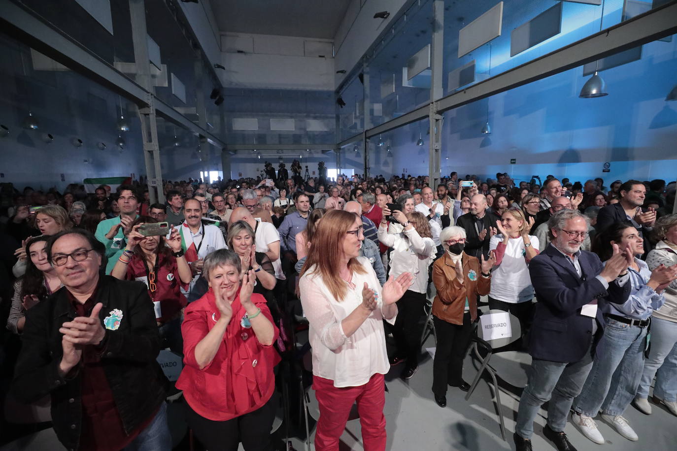 Cuatrocientas personas sentadas y algo más de un centenar llenaron la Sala Blanca del Lava. Manuel Saravia siguió el mítin en primera fila.