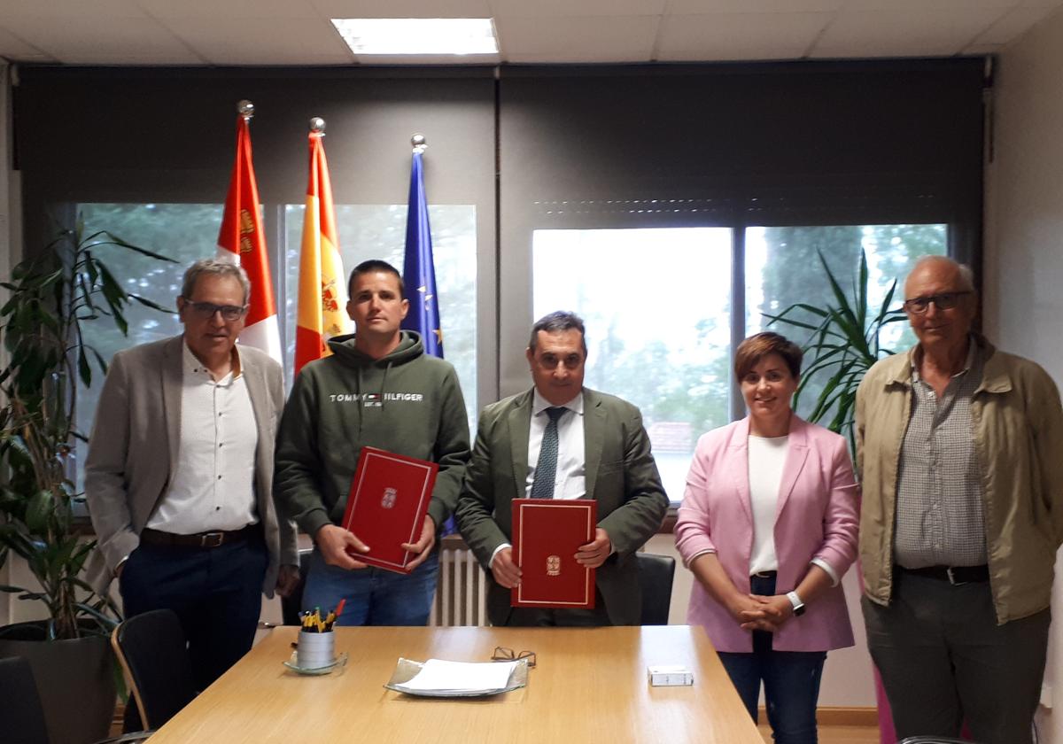 Representantes del Itacyl y de la Comunidad de Regantes Río Aranzuelo.