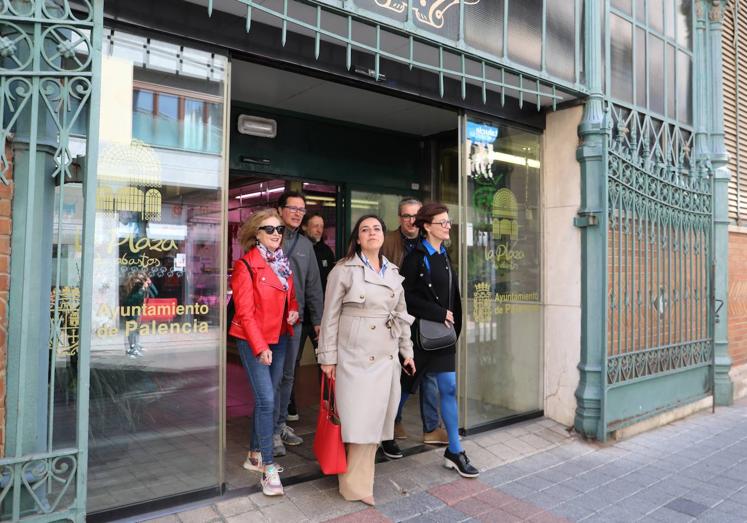 Imagen principal - Arriba, los candidatos socialistas salen de la Plaza de Abastos. Debajo, recorrido de los dirigentes de Vox por la calle Don Sancho. Sobre estas líneas, Mario Simón bromea con Igea.