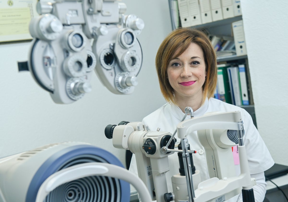 Ana Belén Cisneros, en su óptica.