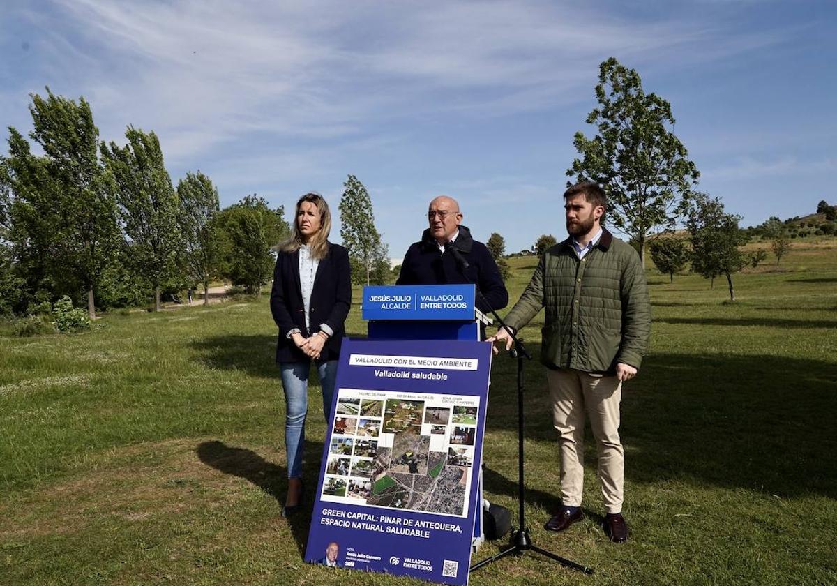 Carnero, flanqueado por los concejales del PP Irene Núñez y Francisco Blanco, que optan a la reelección en su candidatura.