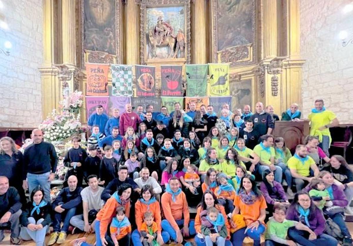 Peñistas de la localidad posan en el presbiterio de la parroquia.