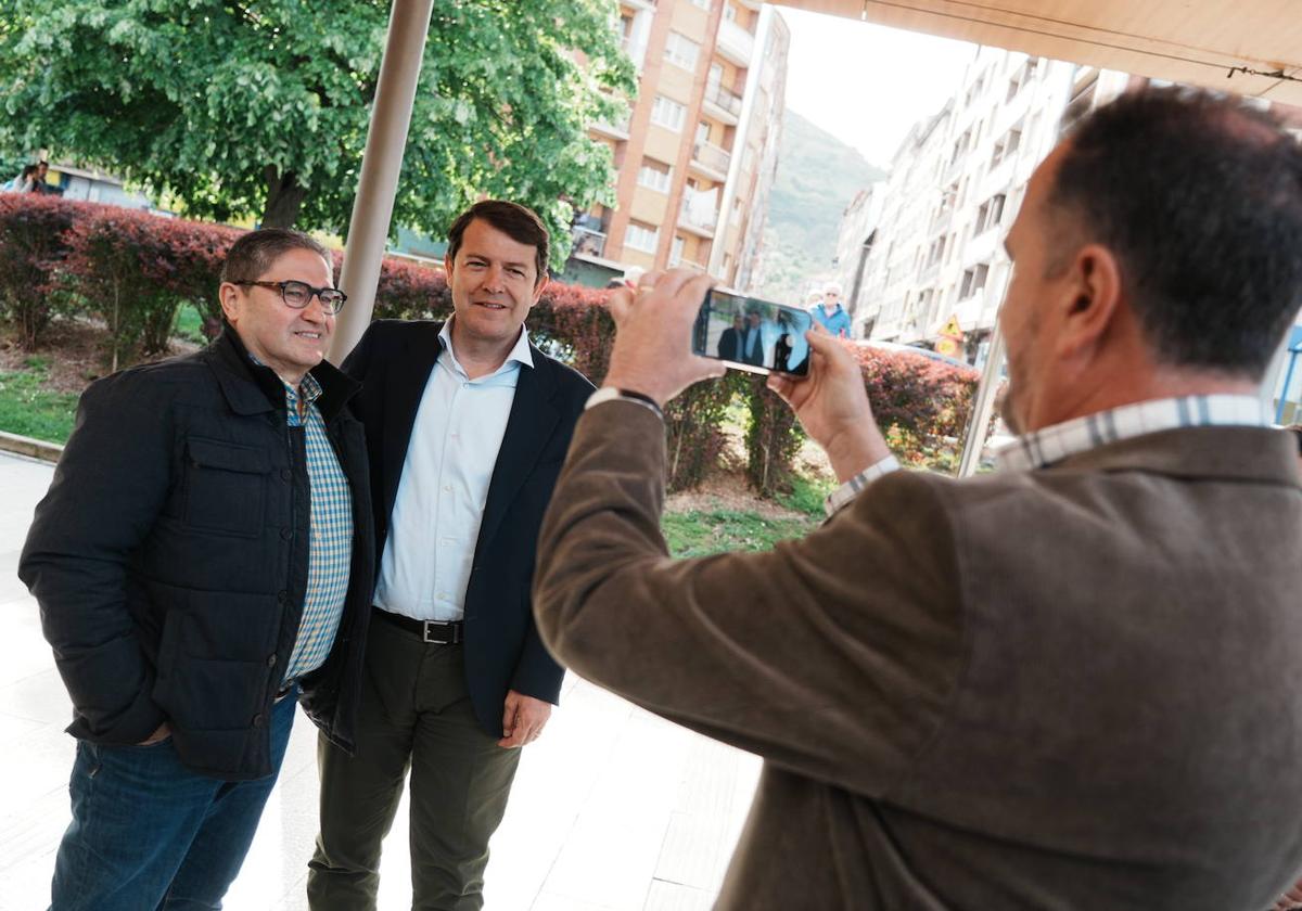 Carlos Iturgáiz, presidnete del PP vasco, fotografía al presidente del PP de Castilla y León, Alfonso Fernández Mañueco, junto a un simpatizante en Baracaldo.