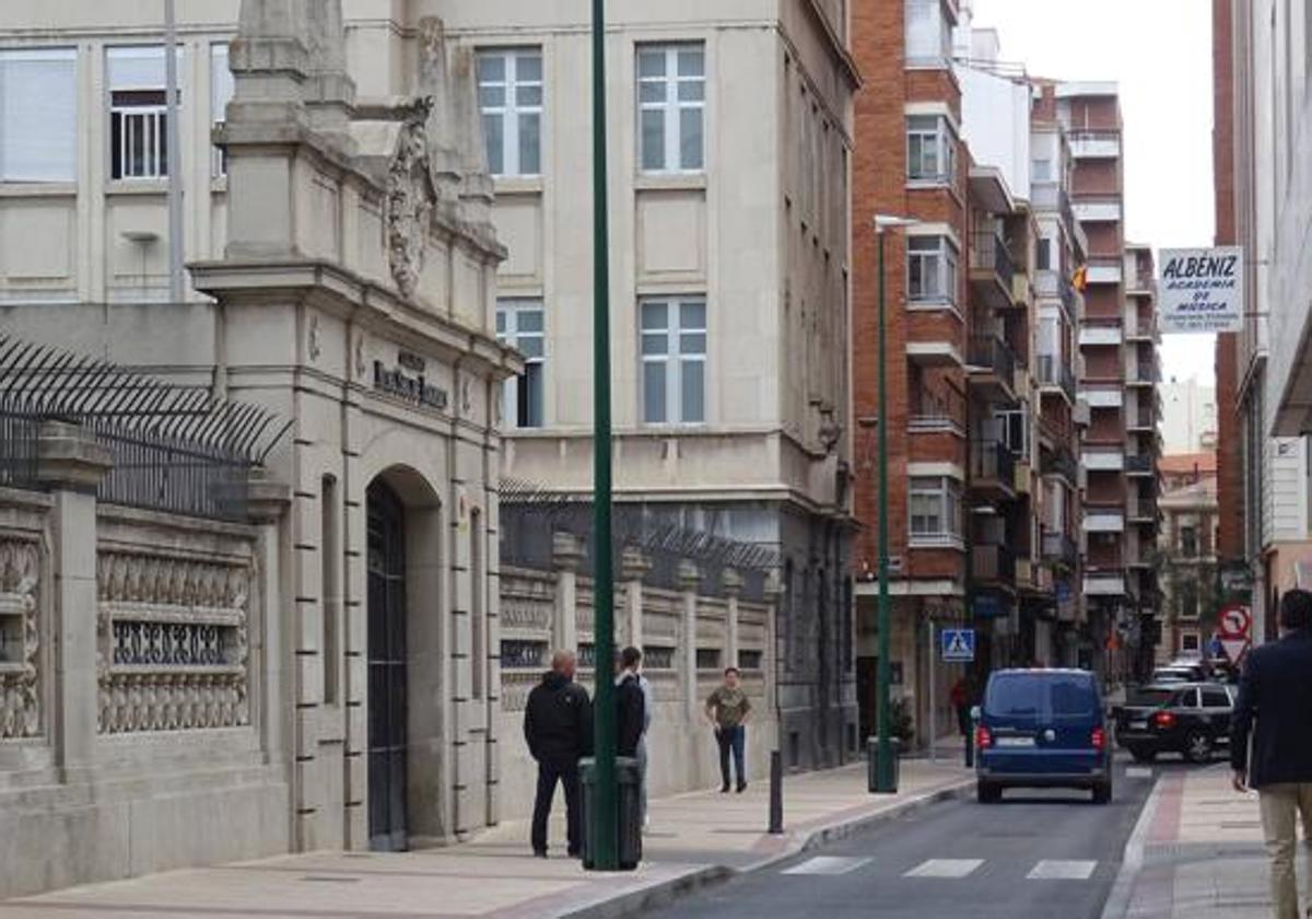 Calle Paulina Harriet, con el centro escolar Nuestra Señora de Lourdes a la izquierda.