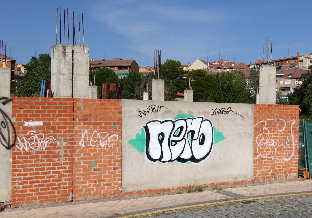 Una de las pintadas realizadas en la calle los Vargas.