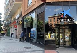 Oficinas delSantander y Caixa Bank en la Plaza de la Cruz Verde, en Valladolid.