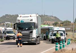 Asistencia en carretera y agentes de la Guardia Civil en el lugar del accidente.