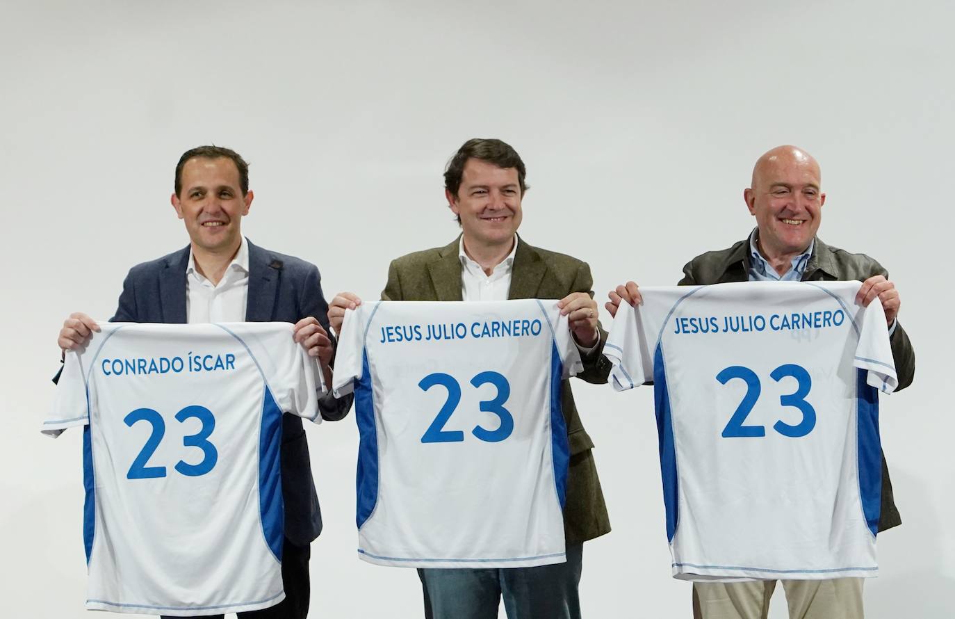 Conrado Íscar, con la camiseta de candidato con su nombre junto a Alfonso Fernández Mañueco y Jesús Julio Carnero, el día de la presentación de las candidaturas del PP en la provincia de Valladolid.