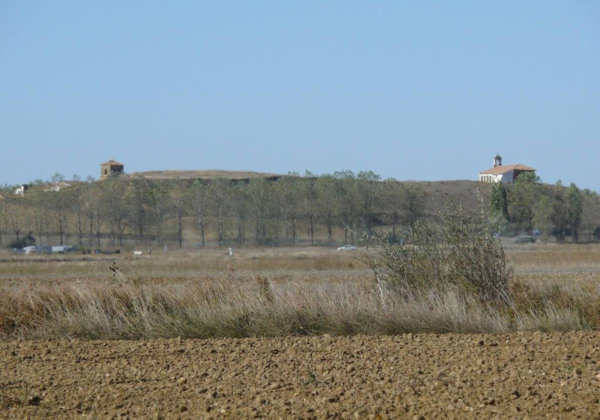 Paraje natural con la torre y ermita de Sayugo en Gozón de Ucieza.