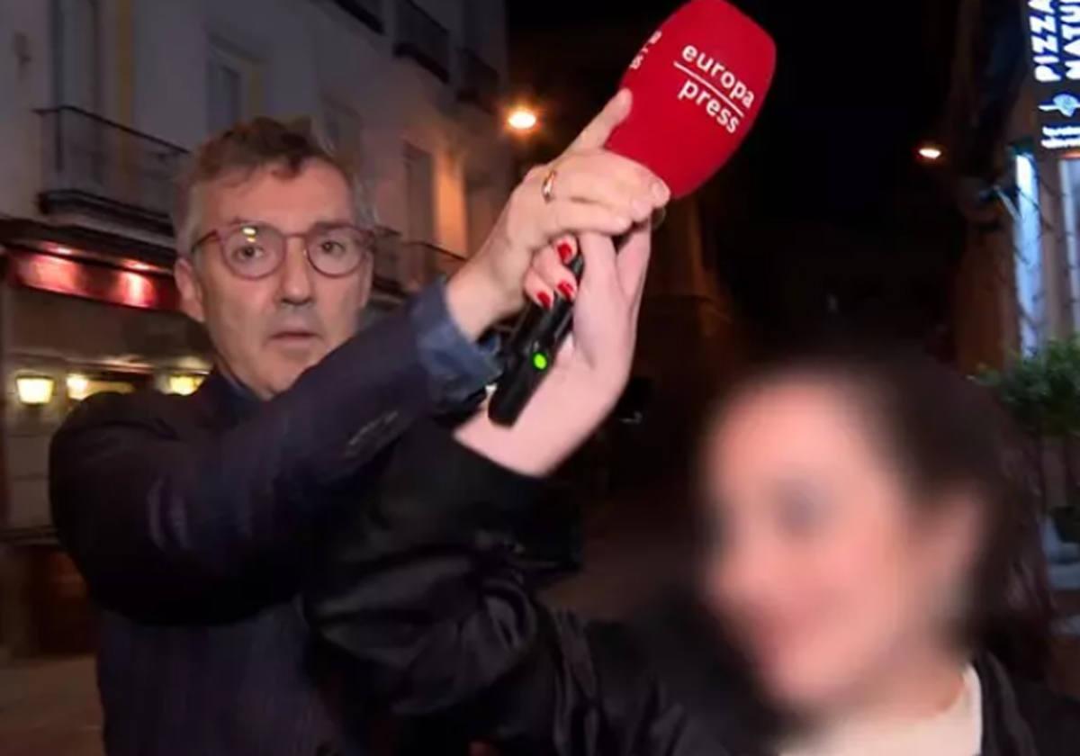 Rubén aparta el micrófono de la reportera.