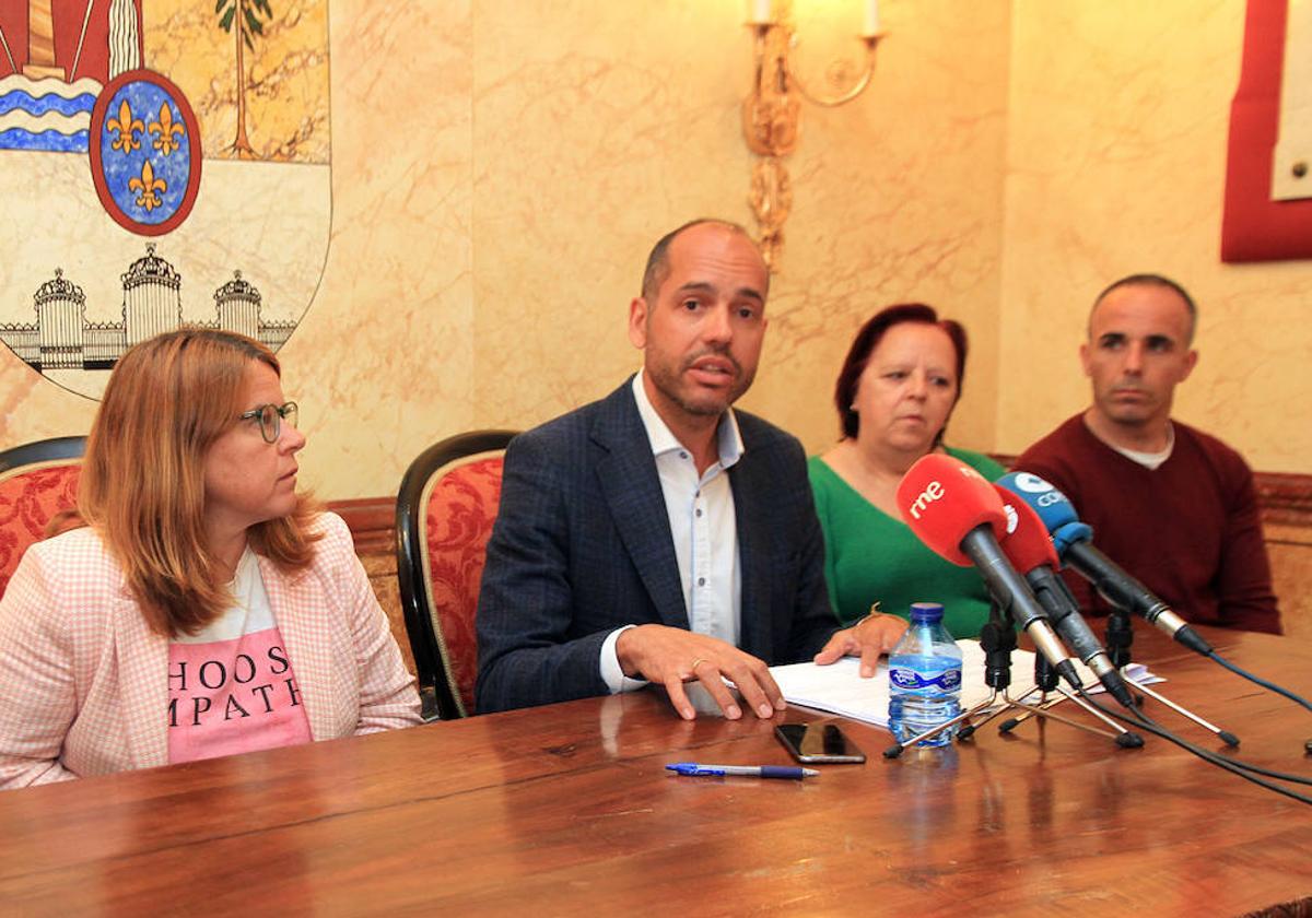 Comparecencia de Samuel Alonso (2º izq.) junto a integrantes de su equipo de gobierno en el Real Sitio.