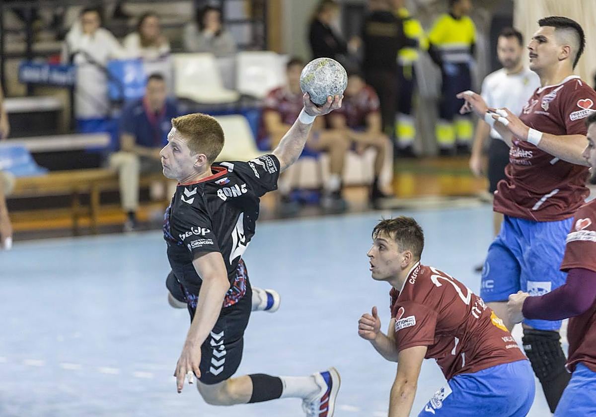 Nico Bono supera a la defensa del Recoletas en el choque de la primera vuelta.