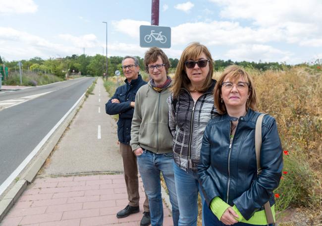 Carmén, Feli, Ramón y Manuel, en un tramo de acera que acaba convertido en carril bici.