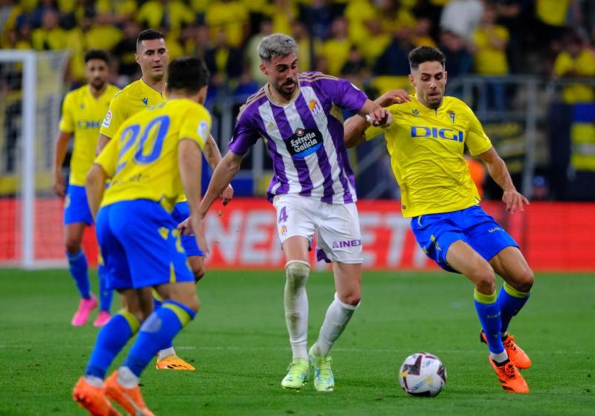 Kike Pérez trata de jugar el balón rodeado de varios jugadores rivales del Cádiz.