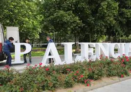 Los operarios colocan las letras, esta mañana en el Salón, enfrente de Pío XII.