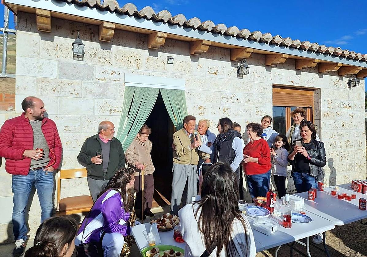 Los vecinos de Herrea de Valdecañas, de ruta por las bodegas.