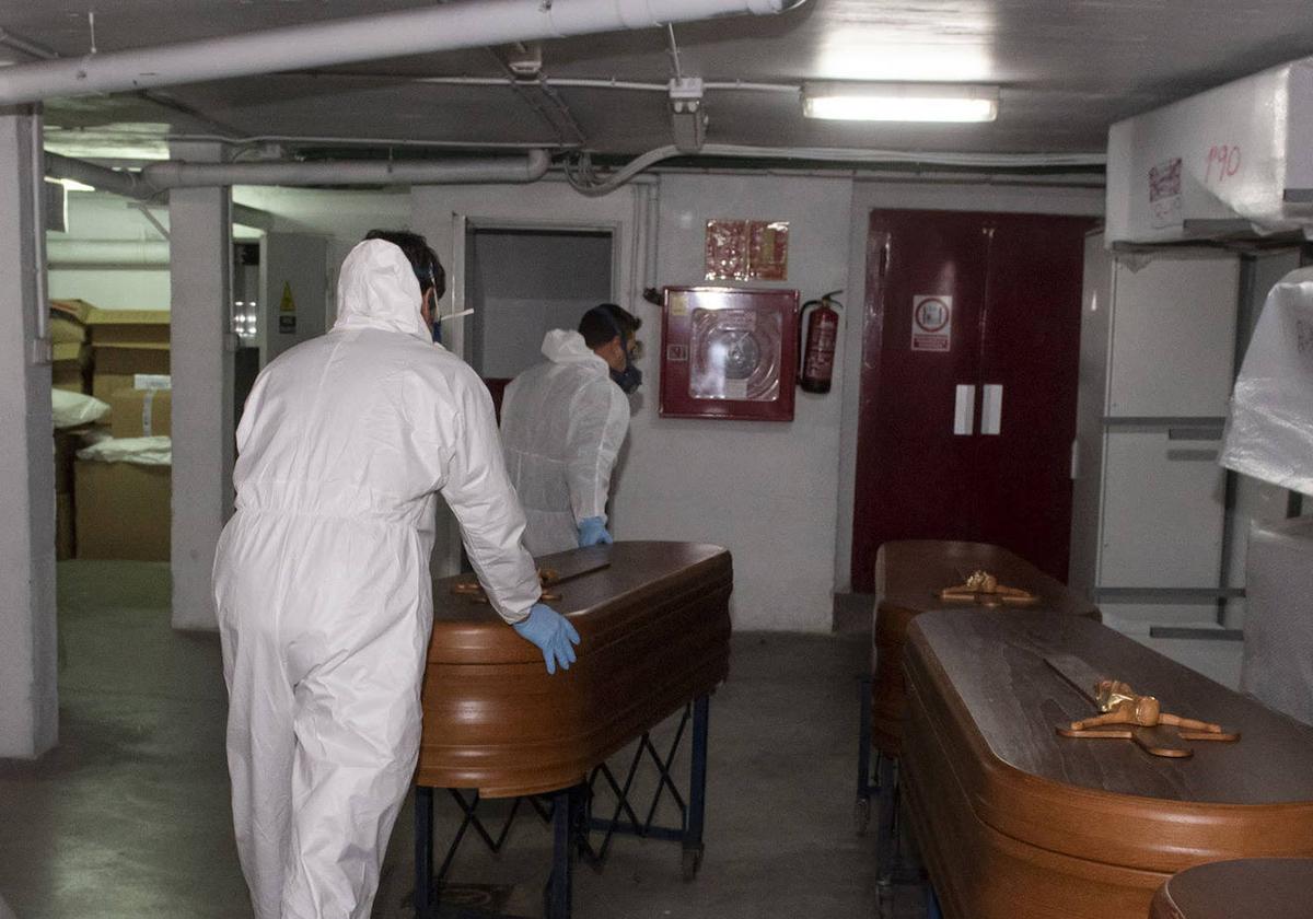 Servicios funerarios trasladan féretros del Hospital General durante la pandemia de la covid.