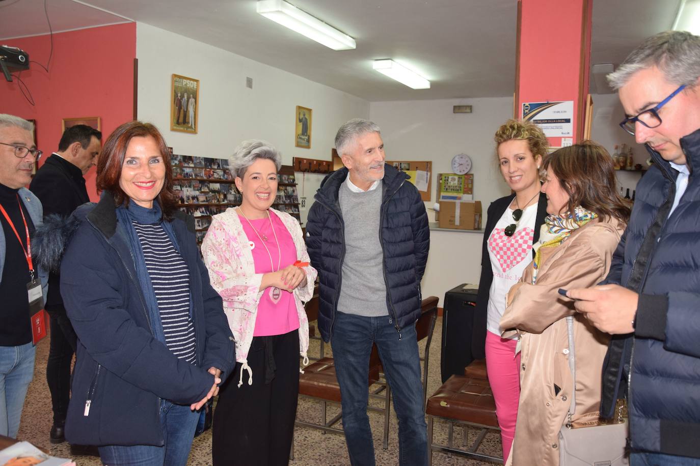 Grande-Marlaska, con dirigentes del PSOE, durante su visita a Guardo.