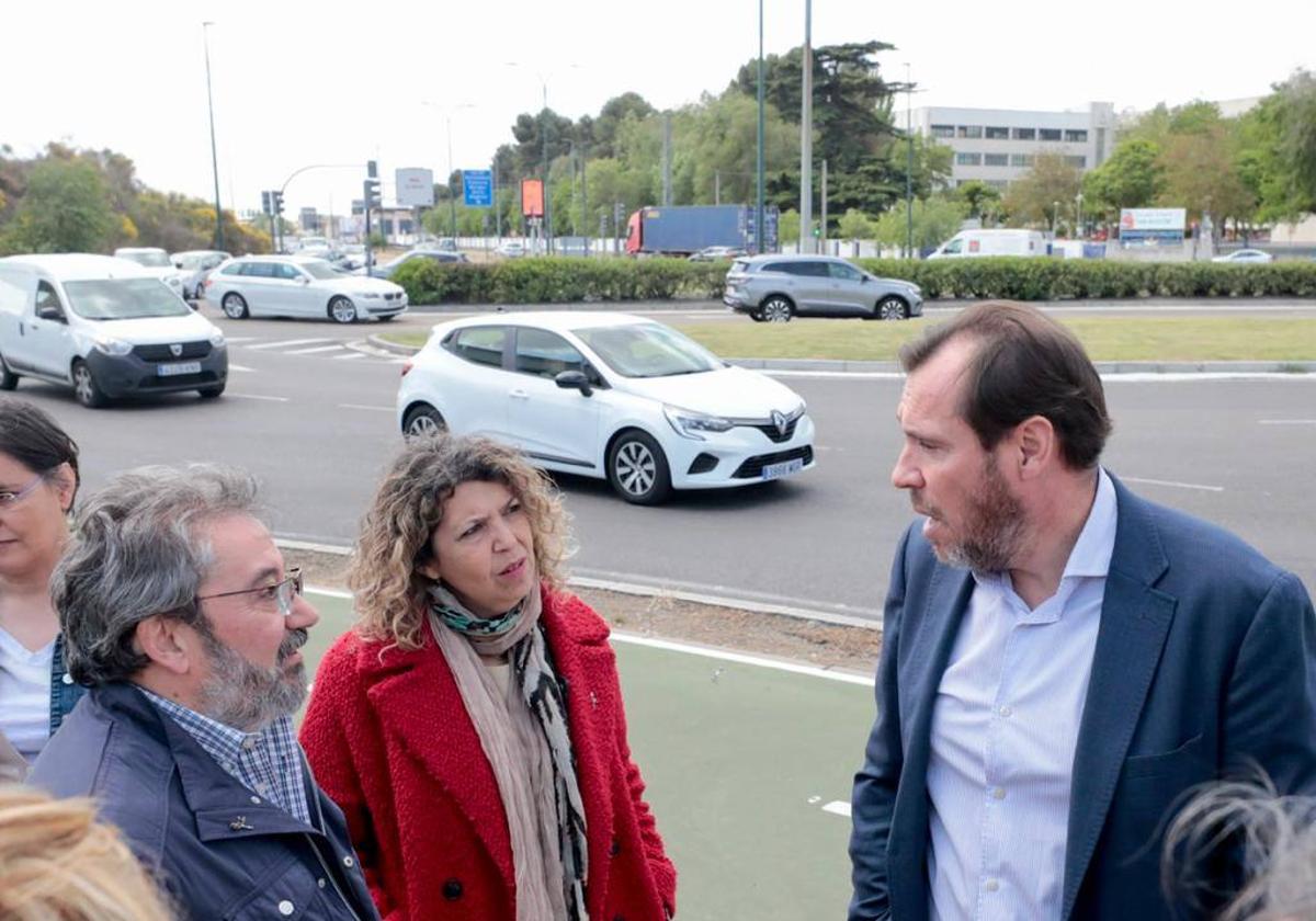 Óscar Puente y Yolanda Lanza, candidatos del PSOE en Valladolid y Laguna, en la glorieta de San Agustín.