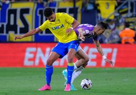 El Yamiq pelea por un balón.