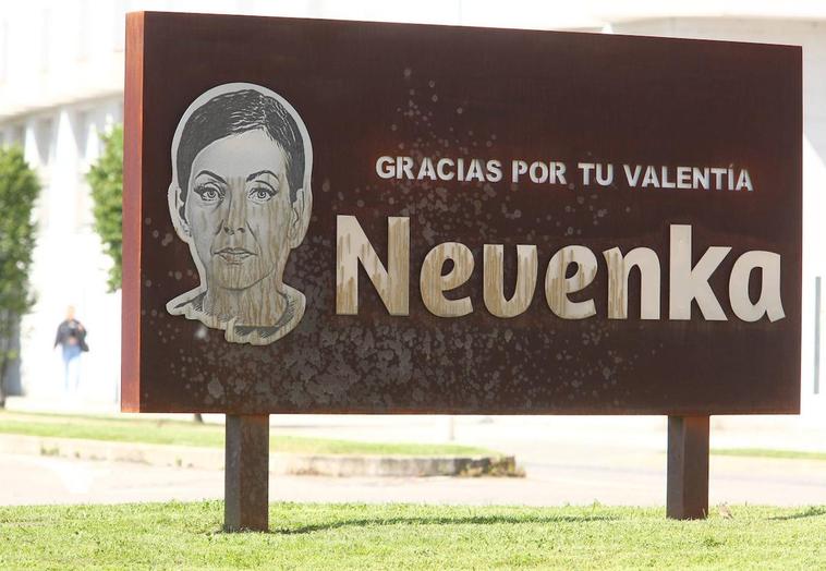 Monumento en homenaje a Nevenka Fernández en Ponferrada rociado con ácido.