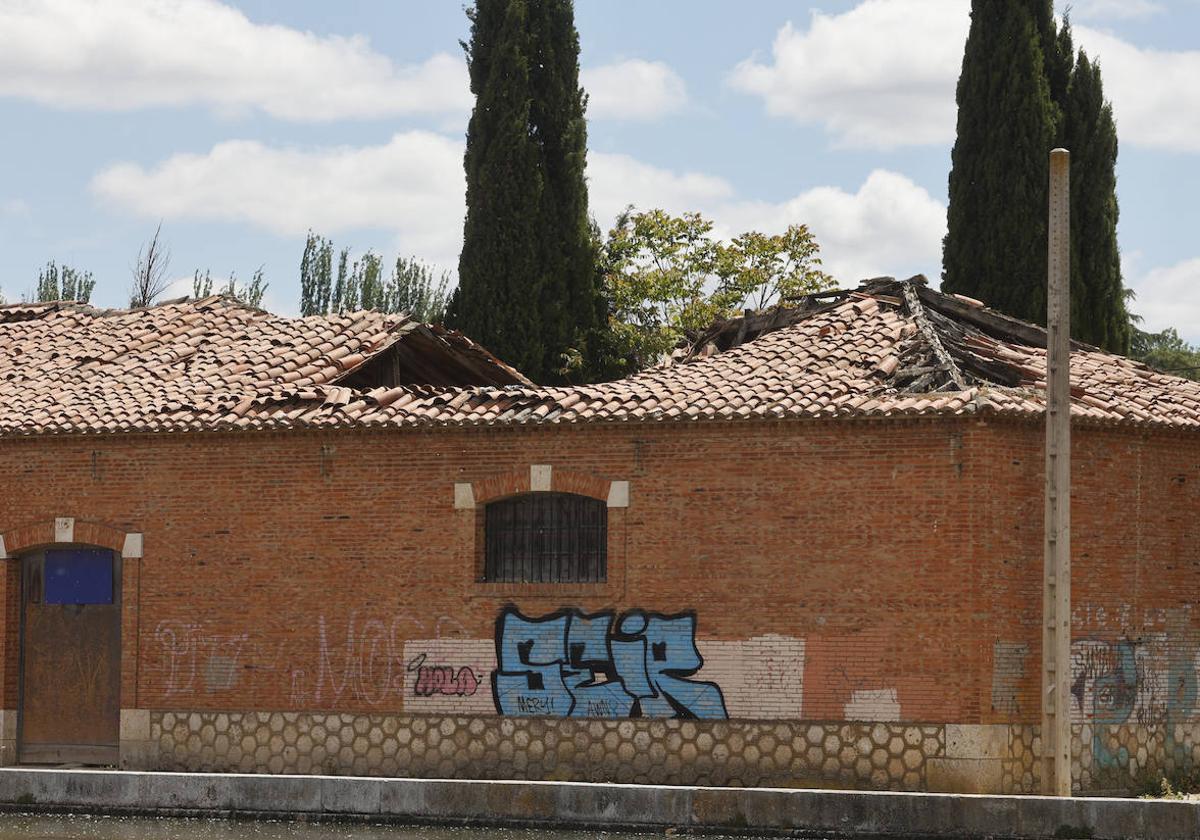 Detalle del tejado del edificio de La Dársena, muy deteriorado y hundido en algunas zonas.