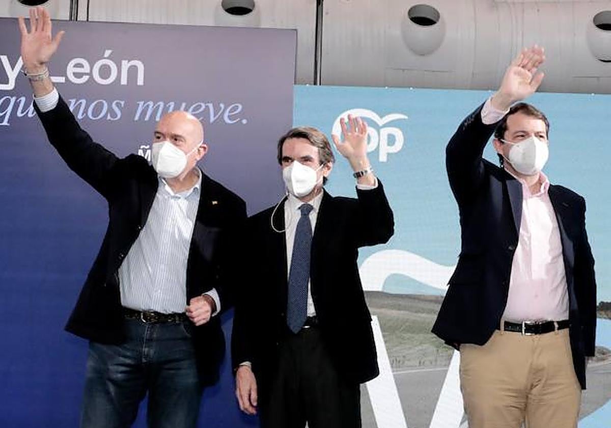 Aznar, entre Carnero y Mañueco el 29 de enero de 2022, en la campaña d elas autonómicas.