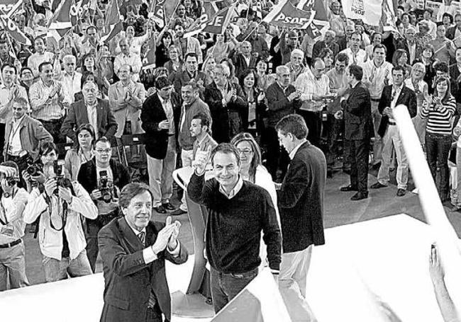 Zapatero, con Soraya Rodríguez, acompañados por Ángel Villalba y Jorge Félix Alonso en un mitin de 2007. A la derecha, con camisa blanca, en primera fila, Óscar Puente.