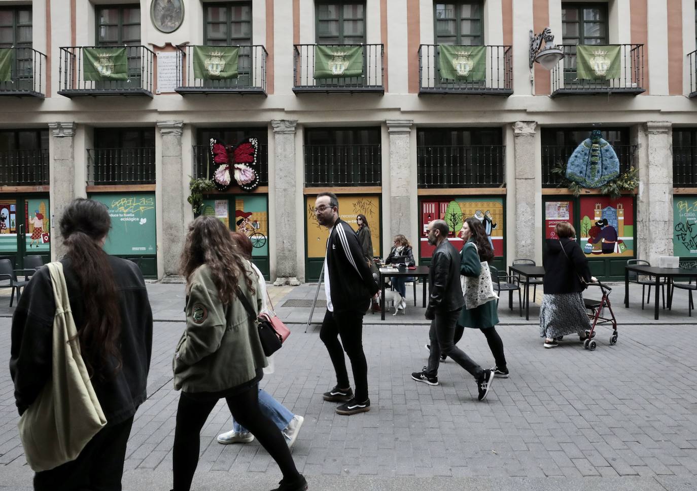 Mariposas florales sobrevuelan la calle Platerías de Valladolid