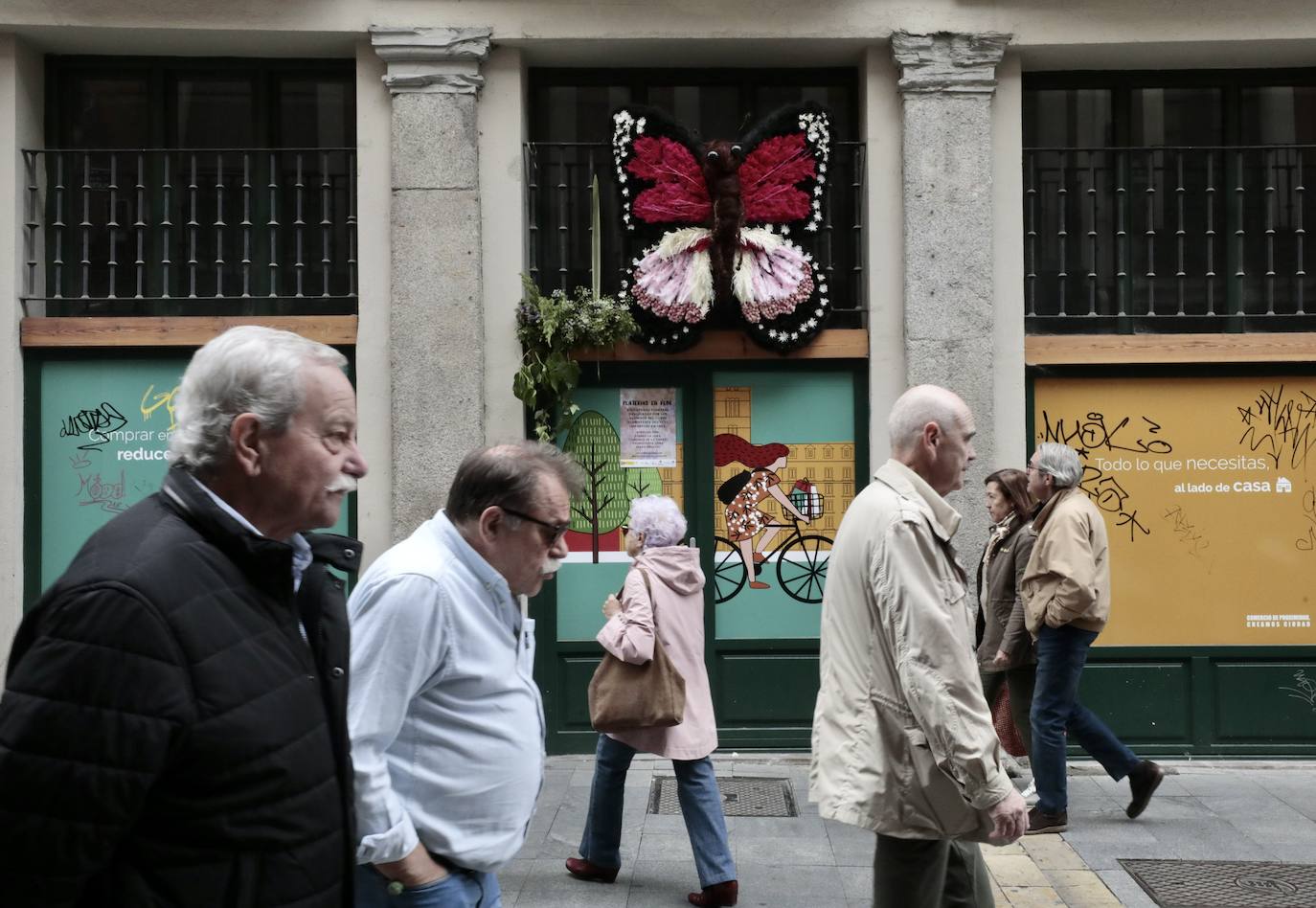 Mariposas florales sobrevuelan la calle Platerías de Valladolid