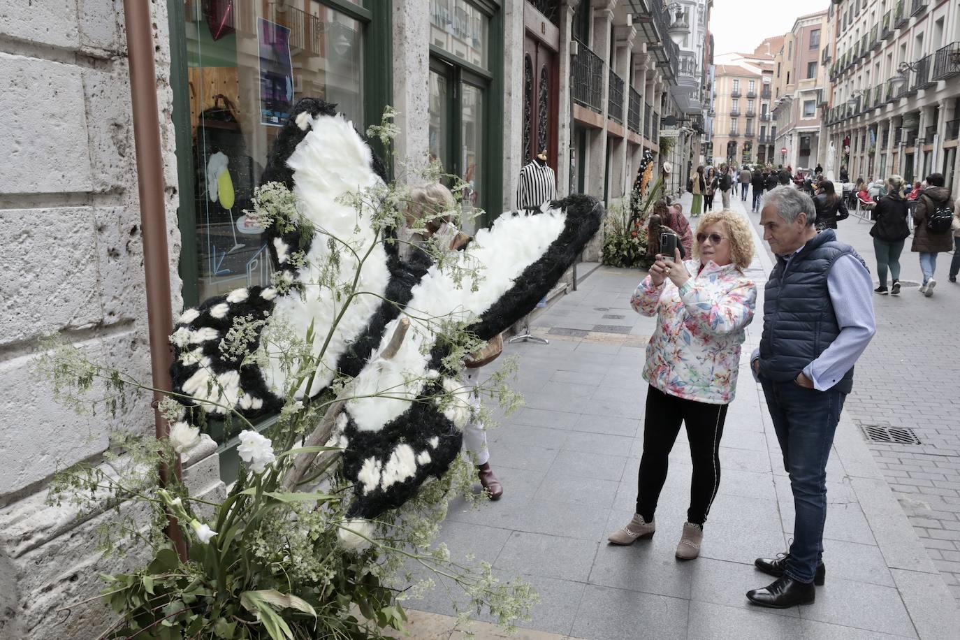 Mariposas florales sobrevuelan la calle Platerías de Valladolid